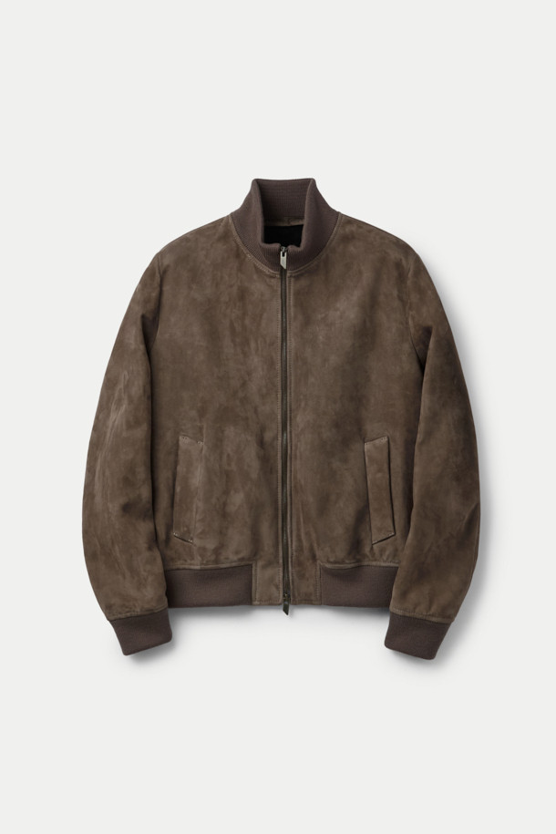 SALVATORE SANTORO (살바토레 산토로) 레더 점퍼는 부드러운 양가죽과 스웨이드 소재를 사용하여 클래식한 무드를 연출합니다. 브라운 컬러의 무지 디자인으로 어떤 스타일에도 쉽게 매치할 수 있으며, 봄, 가을 간절기에 활용하기 좋습니다. 크롭 기장에 집업 스타일로 편안하게 착용 가능하며, 스탠다드 핏으로 제작되어 세련된 실루엣을 선사합니다. 시보리 디테일과 사이드 포켓, 가먼트 워싱 처리로 고급스러움을 더해 데이트룩, 모임룩, 미니멀, 시크 스타일을 완성합니다.
