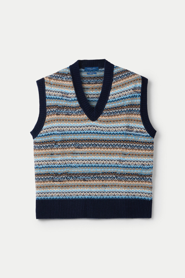 DANIELE FIESOLI(다니엘 피에졸리) 패턴 베스트는 가을, 겨울 시즌에 활용하기 좋은 상의입니다. 울 소재로 제작되어 부드러운 촉감을 자랑하며, 클래식한 무드의 레귤러핏으로 디자인되었습니다. 네이비, 베이지, 블루 세 가지 색상으로 출시되었으며, 페어아일 패턴이 특징입니다. 브이넥 라인과 밑단은 립 처리되어 있으며, 민소매 디자인으로 다양한 레이어드 연출이 가능합니다. 가을 나들이룩, 겨울 데일리룩, 모임룩 등 다채로운 TPO에 맞게 활용할 수 있습니다.
