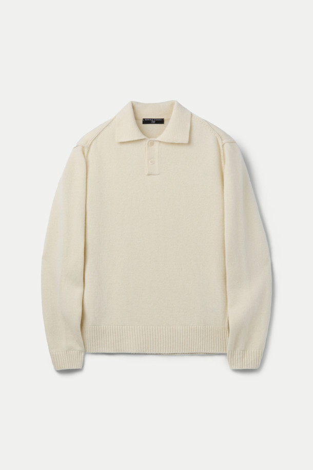 DANIELE FIESOLI(다니엘 피에졸리) 버튼 칼라 스웨터는 울 90%, 캐시미어 10% 혼방 소재로 제작되어 부드러운 촉감을 선사합니다. 아이보리, 크림 컬러의 무지 디자인으로 베이직하고 모던한 스타일을 연출하며, 드롭 숄더와 버튼 디테일이 특징입니다. 릴랙스 핏과 긴소매, 크롭 기장으로 가을, 겨울 데일리룩과 카페룩에 활용하기 좋습니다. 옆선 시접 겉봉제 마감으로 고급스러운 디테일을 더했습니다. 클래식, 미니멀 스타일을 선호하는 분들께 추천합니다.
