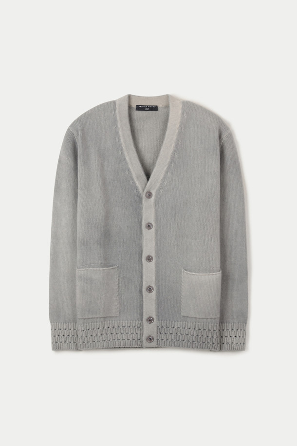DANIELE FIESOLI(다니엘 피에졸리) 베이직 가디건은 가을, 겨울 시즌에 어울리는 스탠다드핏의 브이넥 가디건입니다. 부드러운 촉감의 울 소재로 제작되었으며, 더블 져지 조직과 밀라노 조직으로 고급스러운 디테일을 더했습니다. 무지 패턴의 그레이 컬러로, 베이직하면서도 클래식한 스타일을 연출합니다. 긴 소매와 버튼 디테일이 특징이며, 일상, 오피스룩, 모임룩 등 다양한 TPO에 활용하기 좋습니다. 혼합사를 사용하여 제작되어, 더욱 특별한 가치를 선사합니다.
