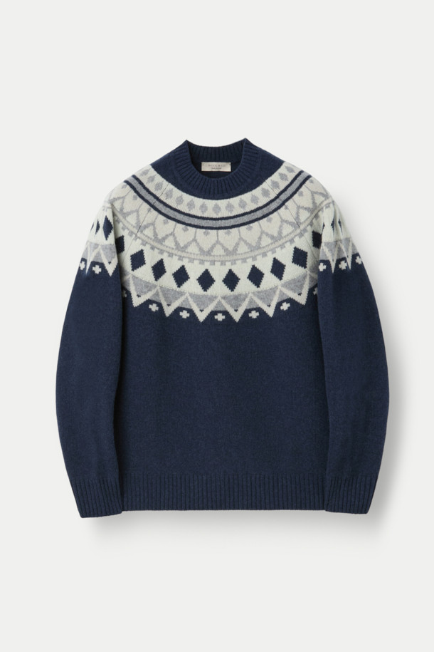 이탈리아 감성의 WOOL AND CO(울 앤 코) 패턴 스웨터입니다. 네이비, 화이트, 그레이 3가지 색상으로 출시되었으며, 클래식한 무드의 페어아일 및 노르딕 패턴이 돋보입니다. 고급스러운 울 소재로 제작되어 부드러운 촉감을 선사하며, 두께감 있는 레귤러핏 긴소매 디자인으로 가을, 겨울철 데이트룩, 출근룩 등 다양한 일상 스타일에 활용하기 좋습니다.
