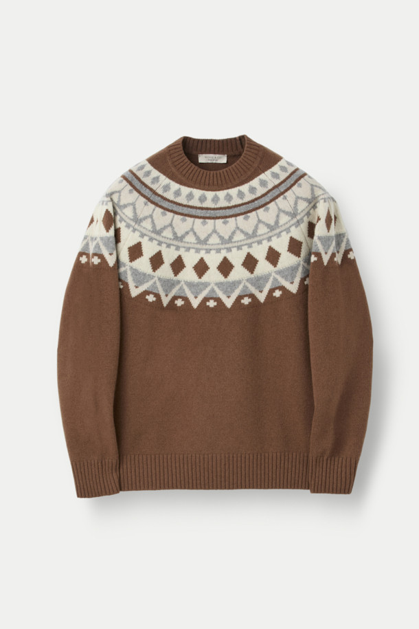 WOOL AND CO(울 앤 코) 패턴 스웨터는 부드러운 촉감의 울 소재로 제작되어 가을과 겨울에 따뜻하게 착용하기 좋습니다. 클래식한 무드의 레귤러핏 스웨터로, 브라운, 화이트, 그레이 세 가지 색상으로 만나볼 수 있습니다. 페어아일 패턴과 노르딕 패턴이 어우러져 이탈리아 감성을 더했으며, 라운드넥과 긴소매 디자인으로 데이트룩, 모임룩 등 다양한 TPO에 활용 가능합니다. 미니멀, 캐주얼 스타일 모두 소화 가능한 활용도 높은 아이템입니다. 두께감 있는 디자인으로 추운 날씨에도 따뜻함을 유지해 줍니다.
