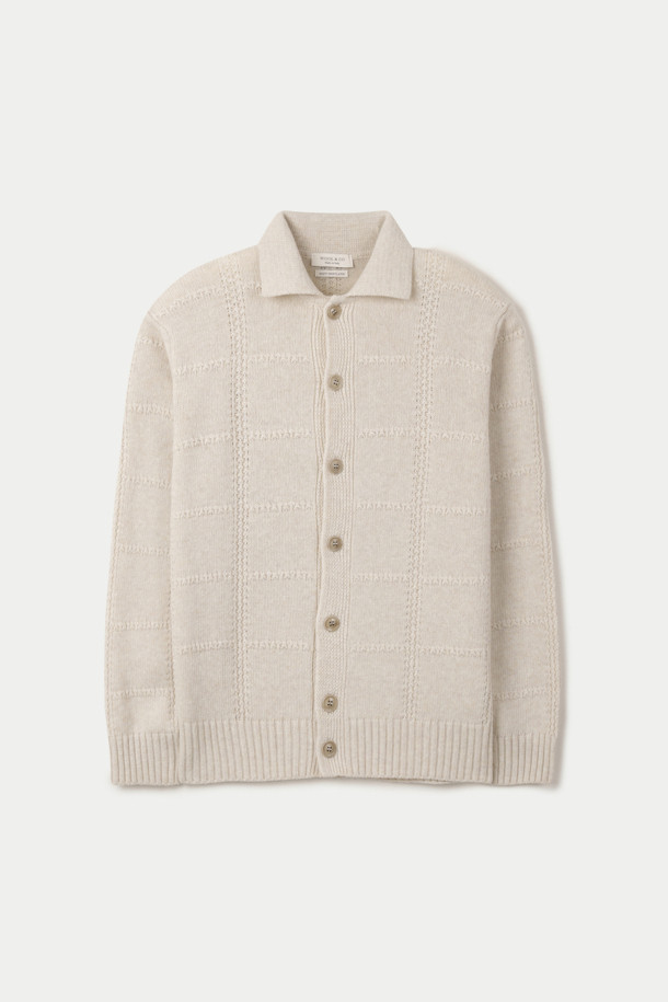 WOOL & CO (울 앤 코) 패턴 가디건은 가을, 겨울 시즌에 어울리는 포근한 울 소재의 니트 가디건입니다. 베이지, 아이보리 두 가지 색상으로 출시되었으며, 클래식하고 베이직한 스타일을 연출하기 좋습니다. 루즈핏으로 편안하게 착용 가능하며, 긴 소매와 두꺼운 두께감으로 따뜻함을 더했습니다. 입체적인 케이블 및 패턴 짜임 디테일과 톤온톤 버튼, 여유로운 실루엣이 특징이며, 출근룩이나 모임룩 등 다양한 TPO에 활용 가능합니다.
