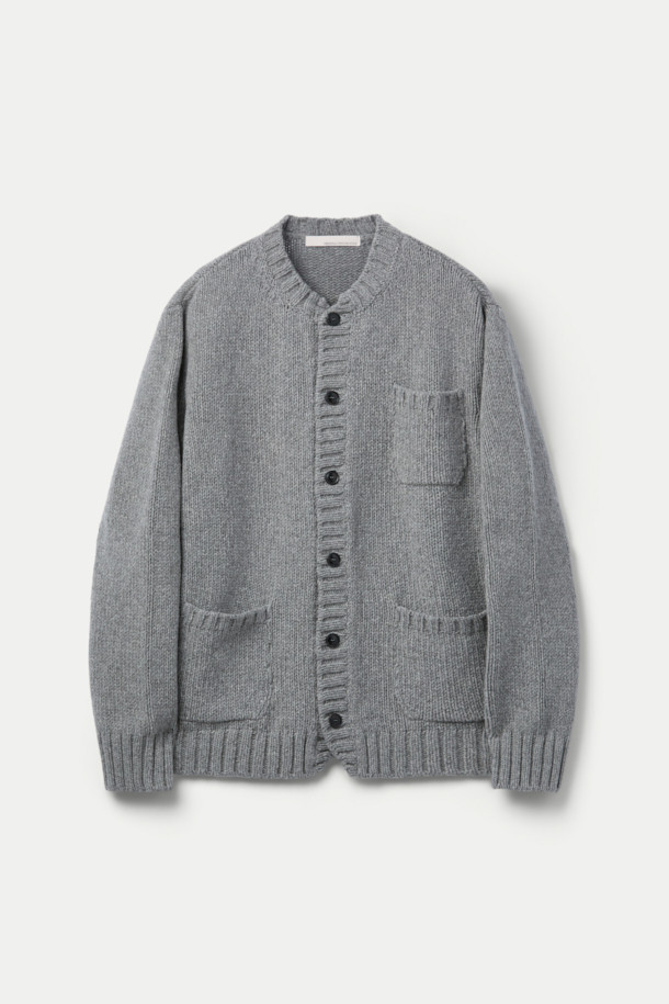 ORIGINAL VINTAGE STYLE 로우 가디건은 가을, 겨울 시즌에 어울리는 상의로, 80% 울과 20% 폴리아미드 혼방 소재로 제작되어 보온성과 내구성이 뛰어납니다. 클래식하고 베이직한 스타일로, 브이넥 디자인과 루즈핏으로 편안한 착용감을 선사하며, 가슴 포켓과 패치 포켓 디테일이 돋보입니다. 특히, 와이드 립(Wide rib) 디테일이 돋보이며, 톤 다운된 그레이 컬러로 겨울 데일리룩과 출근룩에 미니멀한 포인트를 더합니다. 긴 소매 기장으로 따뜻함을 더하며, 부드러운 촉감으로 편안하게 착용할 수 있습니다.
