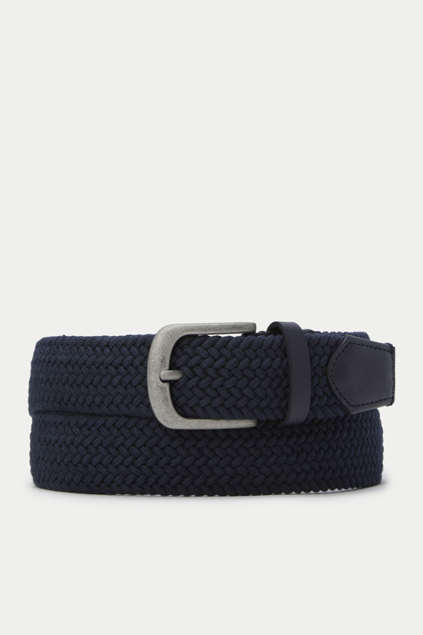 "면 엘라스틱 벨트"는 캐주얼하고 미니멀한 스타일을 추구하는 분들을 위한 데일리 벨트입니다. 네이비 컬러의 무지 디자인으로, 여행룩에도 잘 어울립니다. 이태리 수입 면 소재와 탄성이 우수한 엘라스틱 소재를 사용하여 편안한 착용감을 제공합니다. 버클 디테일로 포인트를 더했으며, 사이즈 조절이 용이하여 다양한 체형에 맞춰 착용할 수 있습니다. 사계절 내내 활용 가능한 실용적인 아이템입니다.
