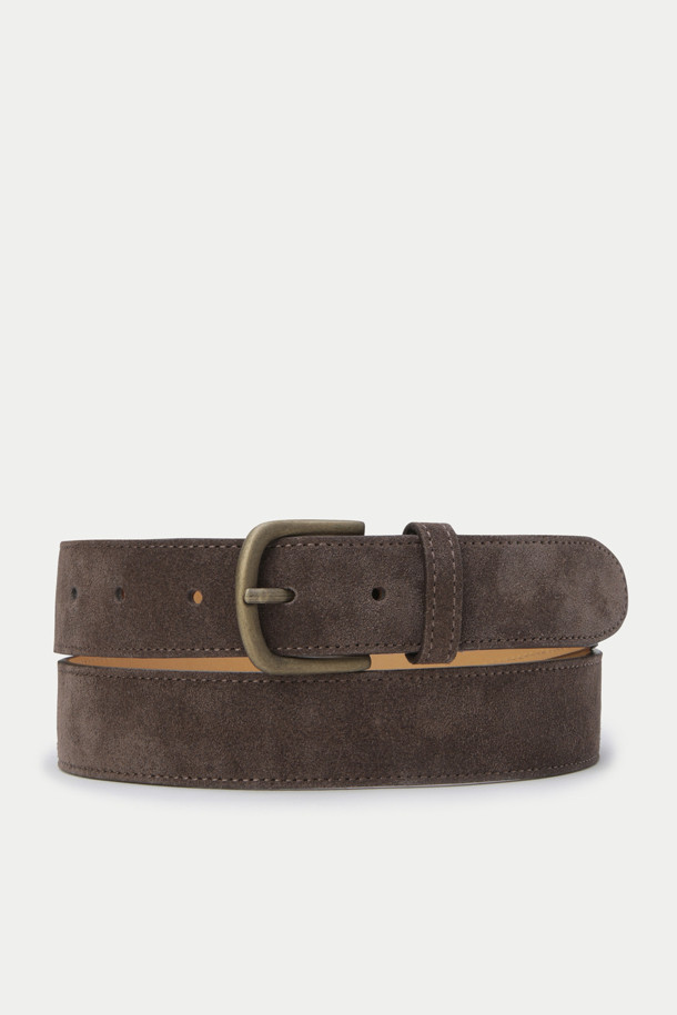 부드러운 스웨이드 소재와 은은한 광택이 돋보이는 브라운 컬러의 벨트입니다. 캐주얼, 클래식, 미니멀 스타일 모두에 잘 어울리는 디자인으로, 데일리룩에 세련된 포인트를 더해줍니다. 얇은 두께감과 무지 패턴으로 깔끔하며, 통가죽 소재로 제작되어 견고합니다. 버클 여밈 방식으로 간편하게 착용할 수 있으며, 다양한 스타일을 연출하기 좋습니다. 일상에서 폭넓게 활용 가능한 실용적인 벨트입니다.
