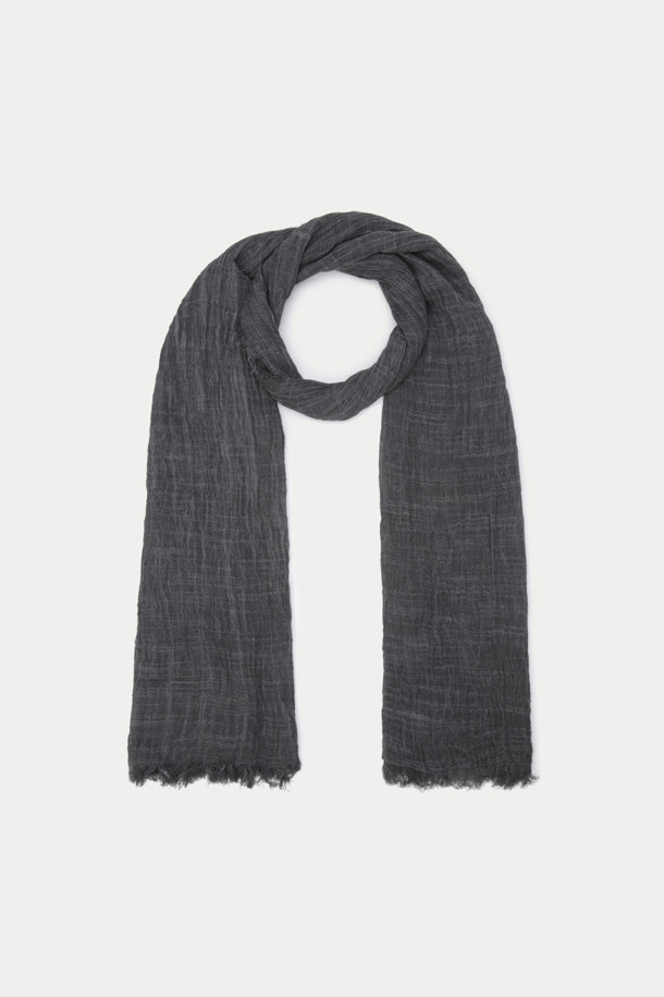 차콜 조직감 머플러는 가을, 겨울 시즌에 따뜻함과 스타일을 더해줄 머플러입니다. 레이온과 아크릴 혼방 소재로 제작되어 부드러운 촉감을 선사하며, 빈티지한 스타일의 조직감 패턴이 특징입니다.  일상, 산책, 카페 등 다양한 TPO에 활용하기 좋으며, 클래식, 미니멀, 캐주얼 룩에 모두 잘 어울립니다. 워싱 디테일이 돋보이며, 이염에 주의하여 단독 세탁하는 것을 권장합니다.  주름이 생길 수 있으니 주의하여 관리해주세요.
