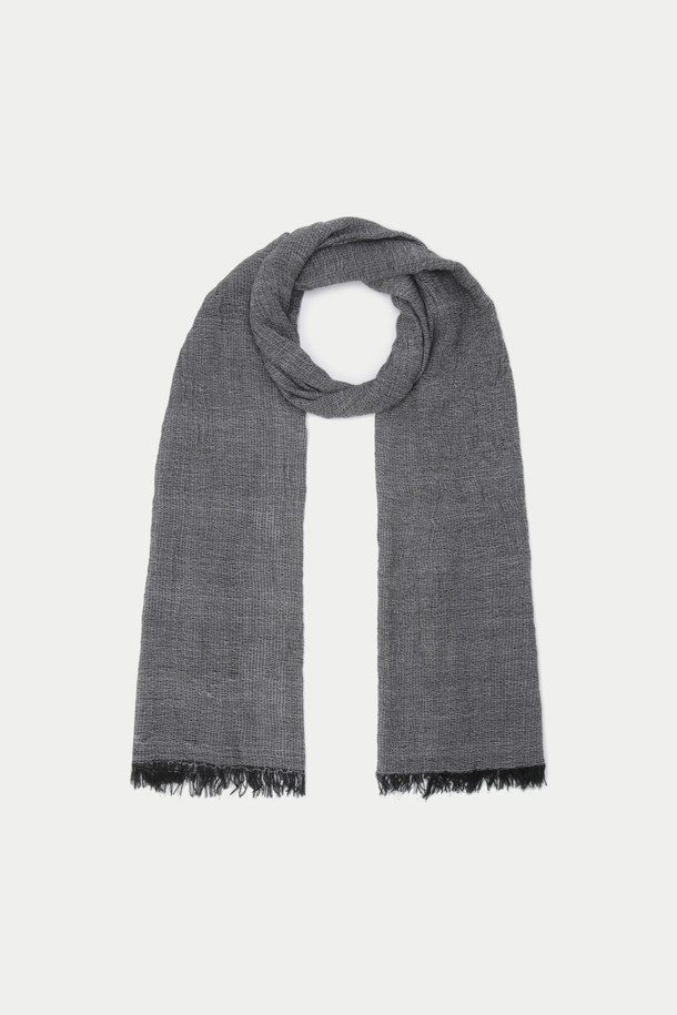 그레이 스트라이프 패턴 머플러는 레이온, 폴리에스터, 아크릴, 면 혼방 소재로 제작되어 부드러운 촉감을 자랑합니다. 얇은 두께감으로 가을 나들이룩, 겨울 데일리룩, 여행룩 등 다양한 TPO에 활용하기 좋습니다. 빈티지한 스타일(무드)과 클래식, 미니멀, 레트로 스타일을 아우르는 디자인으로, 워싱 디테일과 스트라이프 패턴이 돋보입니다. 이염에 주의하여 단독 세탁하는 것을 권장하며, 주름이 질 수 있으니 보관에 유의해주세요.
