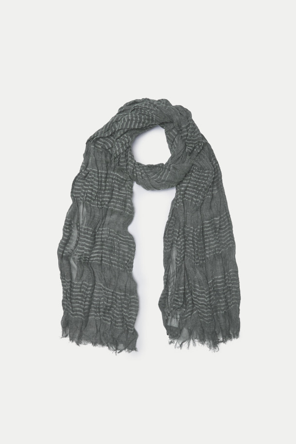 그레이 스트라이프 조직감 머플러는 부드러운 촉감의 폴리에스터와 아크릴 혼방 소재로 제작되어 가을, 겨울철 따뜻하게 사용할 수 있습니다. 빈티지 스타일의 스트라이프 패턴과 주름 디자인이 특징이며, 워싱 처리된 조직감으로 은은한 멋을 더했습니다. 클래식, 캐주얼, 미니멀 등 다양한 스타일에 매치하여 폭넓은 연출이 가능합니다. 일상생활에서 활용하기 좋은 머플러로, 당신의 겨울 스타일링에 포인트를 더해보세요.
