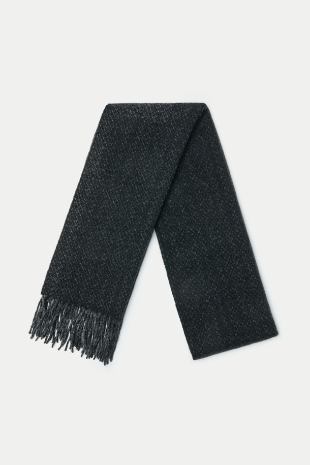 조직감 울머플러는 멜란지 컬러의 울 소재로 제작되어 부드러운 촉감을 선사합니다. 두꺼운 두께감으로 가을, 겨울철 보온성을 높여주며, 베이직한 디자인에 태슬 장식으로 포인트를 더했습니다. 출근룩과 모임룩 등 다양한 TPO에 활용 가능하며, 클래식, 미니멀, 캐주얼 스타일 모두 소화 가능한 아이템입니다. 무지 패턴에 조직감 디테일이 더해져 은은한 멋을 더합니다. 
