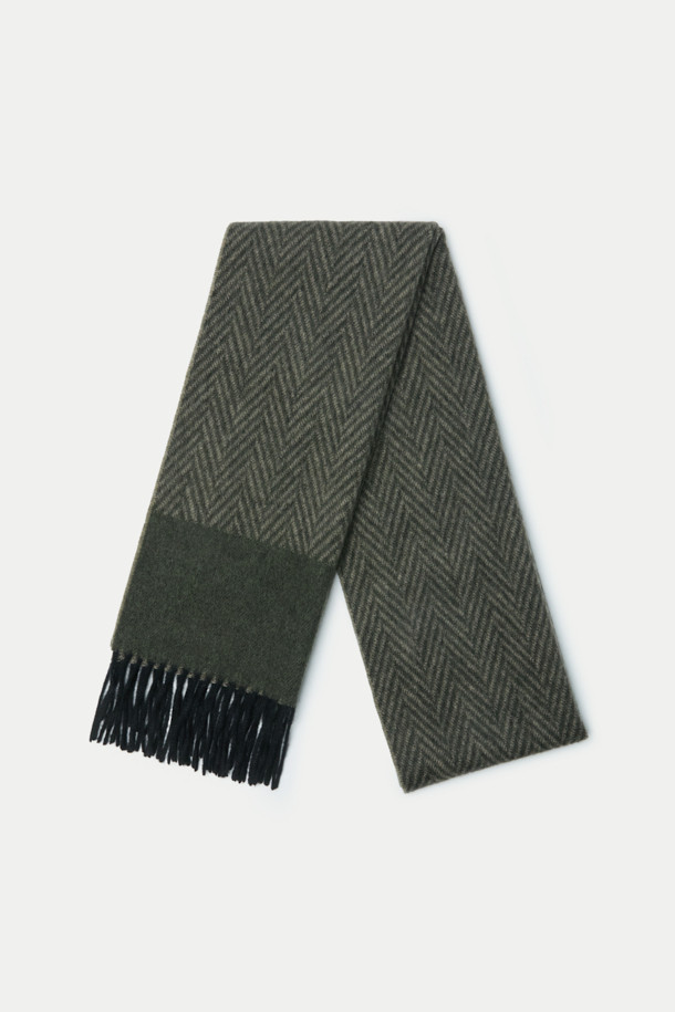 캐시미어 헤링본 머플러는 울 70%와 캐시미어 30%를 혼방하여 부드러운 촉감을 자랑합니다. 카키 색상으로, 헤링본 패턴과 솔리드 패턴이 믹스되어 클래식하면서도 세련된 스타일을 연출합니다. 테슬 디자인 장식으로 포인트를 더했으며, 출근룩이나 모임룩에 활용하기 좋습니다. 가을, 겨울 시즌에 미니멀하고 캐주얼한 스타일을 완성할 수 있는 머플러입니다.
