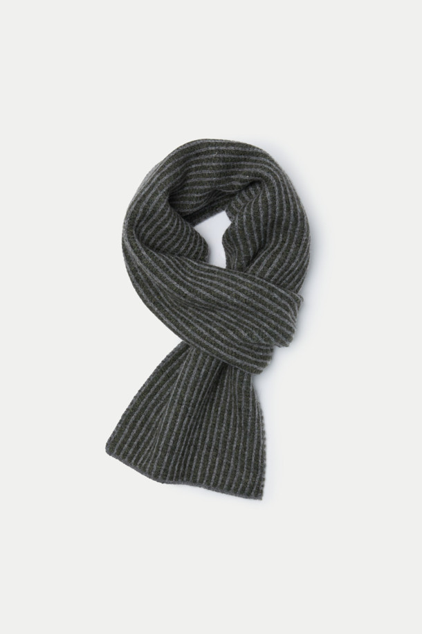 부드러운 울, 캐시미어, 나일론 혼방 소재의 투톤 슬릿 니트 머플러입니다. 겨울, 가을 시즌에 착용하기 좋으며, 보온성을 높여주는 두꺼운 두께감과 부드러운 촉감을 자랑합니다. 베이직한 디자인에 투톤 컬러 배색으로 포인트를 더했으며, 슬릿 디테일로 착용의 편리성을 높였습니다. 클래식, 미니멀, 캐주얼 등 다양한 스타일에 매치하여 차분하면서도 세련된 분위기를 연출할 수 있습니다. 데일리룩에 따뜻함과 스타일을 더해보세요.
