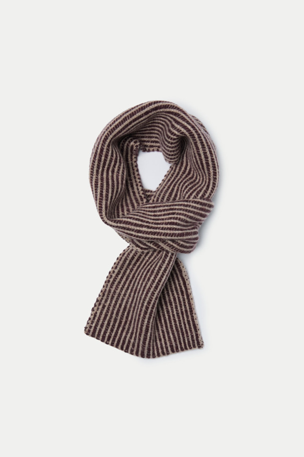 세련된 투톤 디자인이 돋보이는 슬릿 니트 머플러입니다. 울, 캐시미어, 나일론 혼방 소재로 제작되어 부드러운 촉감을 선사하며, 가을/겨울 시즌에 따뜻하게 착용할 수 있습니다. 슬릿 디테일이 있어 간편하게 착용 가능하며, 출근룩이나 모임룩 등 다양한 TPO에 활용하기 좋습니다. 클래식, 미니멀, 캐주얼 등 어떤 스타일에도 잘 어울리는 데일리 아이템입니다. 스트라이프 패턴과 두꺼운 두께감으로 포근함을 더했습니다.
