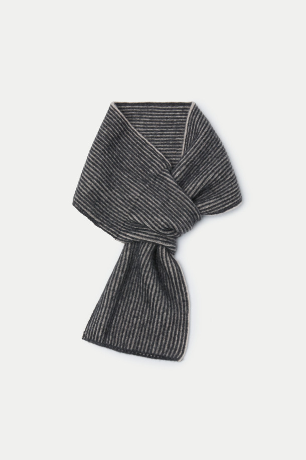 그레이와 블랙 투톤 배색의 스트라이프 슬릿 니트 머플러입니다. 울, 캐시미어, 나일론 혼방 소재로 제작되어 부드러운 촉감과 뛰어난 보온성을 자랑합니다. 슬릿 디테일이 돋보여 착용이 편리하며, 베이직하고 클래식한 디자인으로 출근룩, 모임룩 등 다양한 TPO에 활용 가능합니다. 가을, 겨울 시즌에 스타일리시함과 따뜻함을 동시에 선사하는 머플러입니다. 미니멀, 캐주얼 스타일에도 잘 어울립니다.
