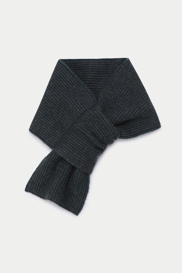 세련된 스타일을 완성하는 스트라이프 슬릿 니트 머플러입니다. 부드러운 울, 캐시미어, 나일론 혼방 소재로 제작되어 뛰어난 촉감과 보온성을 자랑합니다. 그레이 컬러의 투톤 배색과 슬릿 디테일이 돋보이며, 베이직한 디자인으로 출근룩, 모임룩 등 다양한 TPO에 활용 가능합니다. 가을, 겨울 시즌에 클래식, 미니멀, 캐주얼 스타일을 연출하기 좋은 아이템입니다. 두꺼운 두께감으로 따뜻하게 착용할 수 있습니다.
