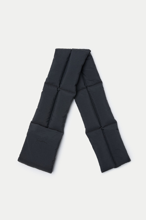 블랙 컬러의 다운 머플러는 겨울철 따뜻함과 스타일을 동시에 잡을 수 있는 필수템입니다. 퀼팅 처리된 폴리에스터 소재로 제작되어 가볍고 보온성이 뛰어나며, 덕다운 충전재를 사용하여 포근함을 더했습니다. 일상복은 물론 여행룩과 산책룩에도 잘 어울리며, 캐주얼, 미니멀, 클래식 스타일 모두 소화 가능합니다. 슬릿 디자인으로 세련된 포인트를 더했으며, 가볍고 휴대성이 좋아 언제 어디서든 간편하게 착용할 수 있습니다. 
