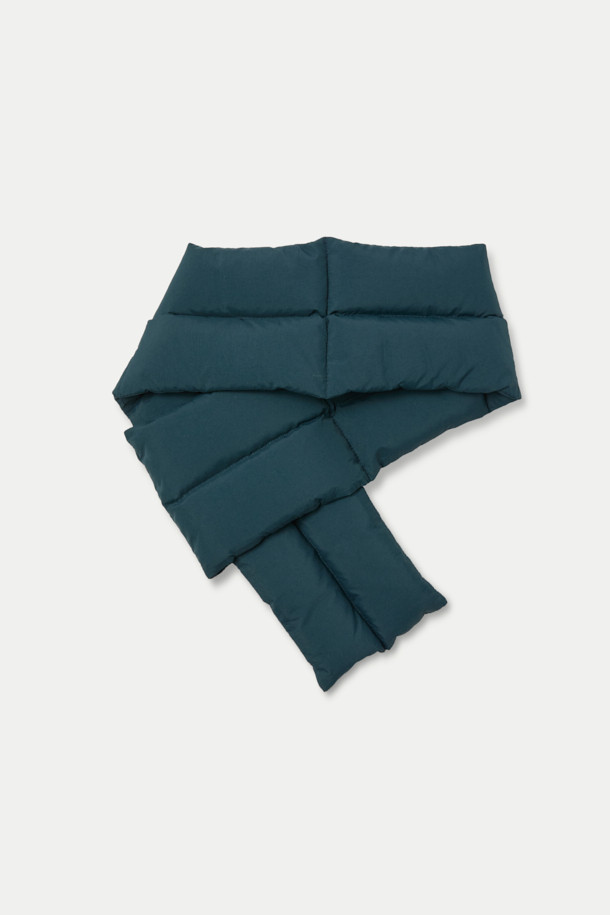 겨울철 보온성을 책임지는 그린 컬러의 다운 머플러입니다. 퀼팅 처리된 디자인으로 캐주얼, 미니멀, 고프코어 스타일을 연출하기 좋습니다. 폴리에스터와 덕다운 소재로 제작되어 가볍고 따뜻하며, 두꺼운 두께감으로 추운 날씨에도 든든하게 착용할 수 있습니다. 슬릿 디테일로 포인트를 더했으며, 휴대성이 좋아 여행룩이나 캠핑룩에 활용하기 좋습니다.
