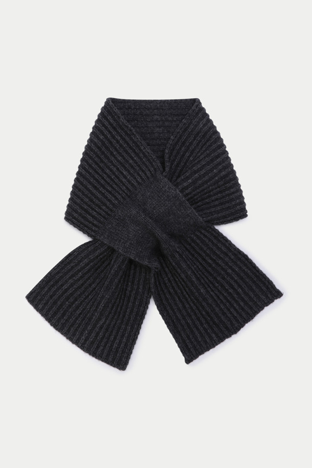 블랙 컬러의 양방향 슬릿 니트 머플러입니다. 울, 캐시미어, 나일론 혼방 소재로 제작되어 부드러운 촉감과 뛰어난 보온성을 자랑합니다. 두꺼운 두께감과 골지/무지 패턴으로 클래식하고 베이직한 스타일을 연출하며, 양면 디자인과 슬릿 디테일로 다양한 스타일을 소화할 수 있습니다. 가을, 겨울철 출근룩과 모임룩에 활용하기 좋은 아이템입니다.
