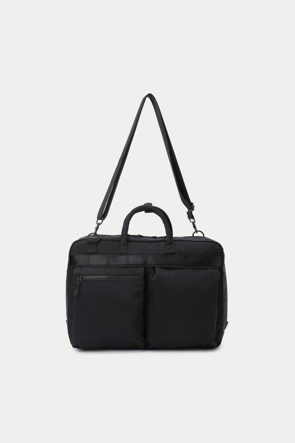 세련된 스타일을 완성하는 남성용 블랙 브리프케이스입니다. 튼튼한 나일론 소재로 제작되어 2WAY(토트백/크로스백) 형태로 활용 가능하며, 미니멀하고 클래식한 매력을 선사합니다. 넉넉한 수납공간을 위해 외부 포켓 3개, 이너 포켓 2개, 노트북 수납공간을 갖추어 실용성을 더했습니다. 왁스코팅 디테일이 돋보이며, 지퍼형 잠금 방식으로 내용물을 안전하게 보호합니다. 출근룩, 비즈니스 캐주얼, 오피스룩 등 다양한 TPO에 완벽하게 어울리는 필수 아이템입니다.
