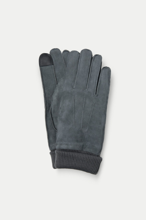 부드러운 누벅 가죽과 니트 소재의 조화가 돋보이는 누벅 니트 시보리 장갑입니다. 세련된 그레이 컬러의 무지 디자인으로, 클래식, 미니멀, 캐주얼 스타일 모두에 잘 어울려 출근룩에 포인트를 더합니다. 입구 부분의 립 조직과 검지 바닥면의 스마트폰 터치 기능으로 실용성을 높였으며, 소프트 퍼 안감으로 따뜻하고 포근한 착용감을 선사합니다. 겨울철 보온은 물론, 스타일리시함까지 놓치지 않는 필수 아이템입니다.
