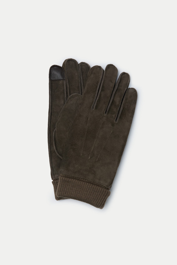 부드러운 누벅 가죽과 니트 소재의 조화가 돋보이는 누벅 니트 시보리 장갑입니다. 브라운, 다크브라운 두 가지 색상으로 출시되어 겨울철 다양한 출근룩에 클래식, 미니멀, 캐주얼 스타일을 더합니다. 안감은 퍼 소재로 제작되어 뛰어난 보온성을 제공하며, 부드러운 촉감으로 편안한 착용감을 선사합니다. 손목 시보리 디자인으로 밀착감을 높였으며, 검지 터치 기능으로 스마트폰 사용이 편리합니다. 무지 디자인으로 어떤 스타일에도 잘 어울려 데일리 장갑으로 활용하기 좋습니다.
