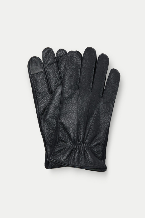 니트 포인트를 더한 레더 장갑은 겨울철 따뜻함과 스타일을 동시에 만족시키는 공용 장갑입니다. 부드러운 가죽과 니트 소재의 조화로 고급스러운 디자인을 연출하며, 안감은 퍼(fur)로 처리되어 뛰어난 보온성을 제공합니다. 스마트폰 터치가 가능하여 편리하며, 베이직한 디자인과 무지 패턴으로 출근룩, 데이트룩, 연말 모임룩 등 다양한 TPO에 활용 가능합니다. 클래식, 미니멀, 캐주얼 등 어떤 스타일에도 자연스럽게 어울리는 실용적인 겨울 필수템입니다.
