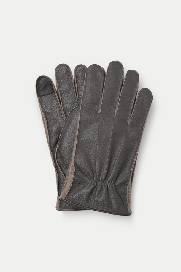 니트 포인트를 더한 레더(Leather) 장갑으로, 겨울철 따뜻함과 스타일을 동시에 잡으세요. 부드러운 퍼 안감과 가죽, 니트 소재의 조화로 뛰어난 보온성을 제공합니다. 스마트폰 터치 기능으로 편리함을 더했으며, 출근룩, 데이트룩, 연말 모임룩 등 다양한 TPO에 활용 가능합니다. 클래식, 미니멀, 캐주얼 스타일 모두 소화 가능한 디자인으로, 겨울철 패션 포인트를 더해줍니다.
