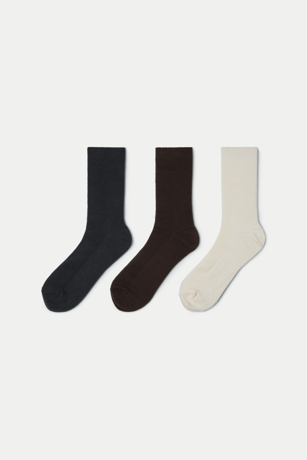 **장목 3족 세트**는 남성분들을 위한 클래식, 미니멀, 캐주얼 스타일의 장목 양말 3족 세트입니다. 부드러운 면 소재로 제작되어 편안한 착용감을 선사하며, 발목 기장 20cm로 제작되어 다리가 길어 보이는 효과를 줍니다. 블랙, 브라운, 아이보리 세 가지 색상으로 출시되어 출근룩, 비즈니스 캐주얼, 겨울 데일리룩 등 다양한 TPO에 활용하기 좋습니다. 양말 바닥면에는 로고 장식이 더해져 은은한 포인트를 더했습니다. 골지 패턴 디자인으로 디자인의 완성도를 높였습니다.
