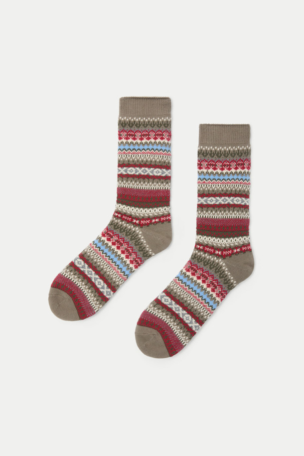 **페어아일 장목 양말**은 가을, 겨울철 따뜻하게 발을 감싸주는 면 소재의 양말입니다. 브라운, 레드, 블루 세 가지 색상으로 출시되었으며, 노르딕 패턴과 6도 패턴 디자인이 특징입니다. 24cm 중기장 길이의 장목 양말로, 부드러운 촉감을 선사합니다. 산책룩, 캠핑룩을 포함한 캐주얼, 클래식, 미니멀 스타일의 다양한 룩에 매치하여 포인트를 줄 수 있습니다. 바닥면 로고 장식으로 디자인의 완성도를 높였습니다.
