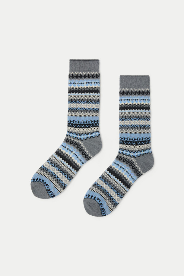 페어아일 패턴이 돋보이는 장목 양말입니다. 부드러운 면 소재로 제작되어 편안한 착용감을 선사하며, 가을/겨울 시즌에 따뜻하게 신기 좋습니다. 캐주얼, 클래식, 미니멀 스타일 모두 소화 가능하며, 특히 캠핑룩에 잘 어울립니다. 그레이와 블루 두 가지 색상으로 출시되었으며, 로고 디테일이 돋보입니다. 일상생활에서 스타일리시하게 포인트를 줄 수 있는 아이템입니다.
