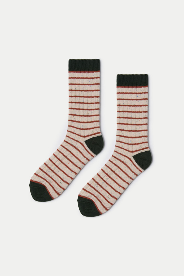 **네프 스트라이프 장목 양말**은 부드러운 면 소재로 제작되어 편안한 착용감을 선사합니다. 베이지, 레드, 블랙 세 가지 색상으로 출시되었으며, 네프(Nep) 원사를 사용하여 독특한 질감을 더했습니다. 일상생활은 물론, 산책룩이나 동네 마실룩에 캐주얼, 미니멀, 클래식한 스타일로 포인트를 줄 수 있습니다. 장목 디자인에 스트라이프 패턴과 로고 장식이 더해져 세련된 느낌을 줍니다. 사계절 내내 활용하기 좋은 아이템입니다.
