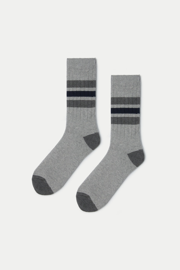 **스트라이프 팁 장목 양말**은 부드러운 면 소재로 제작되어 편안한 착용감을 선사합니다. 캐주얼, 미니멀, 클래식 스타일을 모두 소화하며, 동네 마실룩과 산책룩에 잘 어울립니다. 그레이와 네이비 두 가지 컬러 배색으로, 다양한 스타일에 포인트를 줄 수 있습니다. 장목 기장과 스트라이프 패턴이 돋보이는 디자인이며, 발목 부분에 로고 장식이 있습니다. 사계절 내내 활용 가능한 실용적인 아이템입니다.
