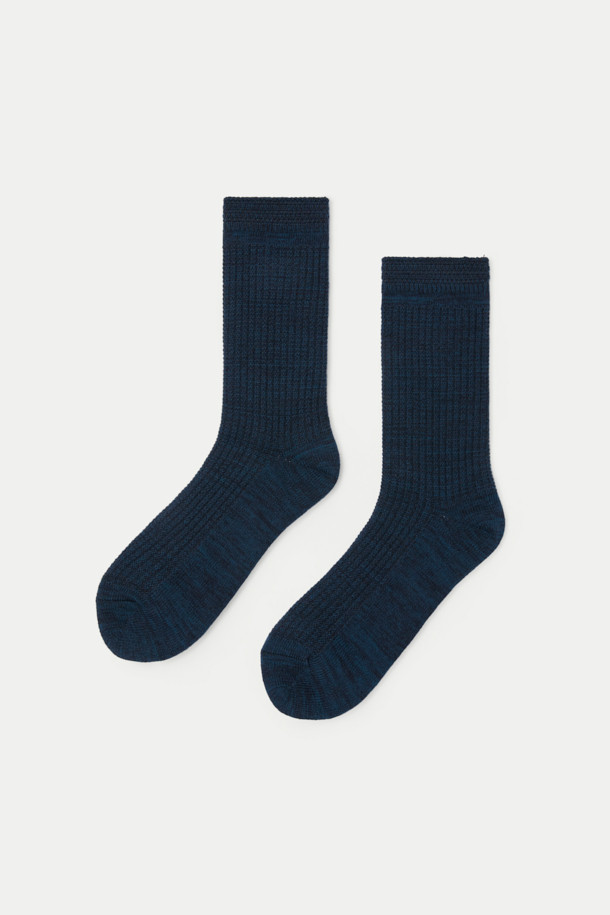 네이비 컬러의 와플 조직감으로 포인트를 준 장목 양말입니다. 부드러운 면 소재로 제작되어 편안한 착용감을 선사하며, 멜란지 효과가 은은한 멋을 더합니다. 캐주얼 및 미니멀 스타일 어디에도 잘 어울리며, 일상에서 활용하기 좋습니다. 24cm 중기장으로 발목을 안정감 있게 감싸줍니다. 로고 디자인으로 세련된 느낌을 더했습니다.
