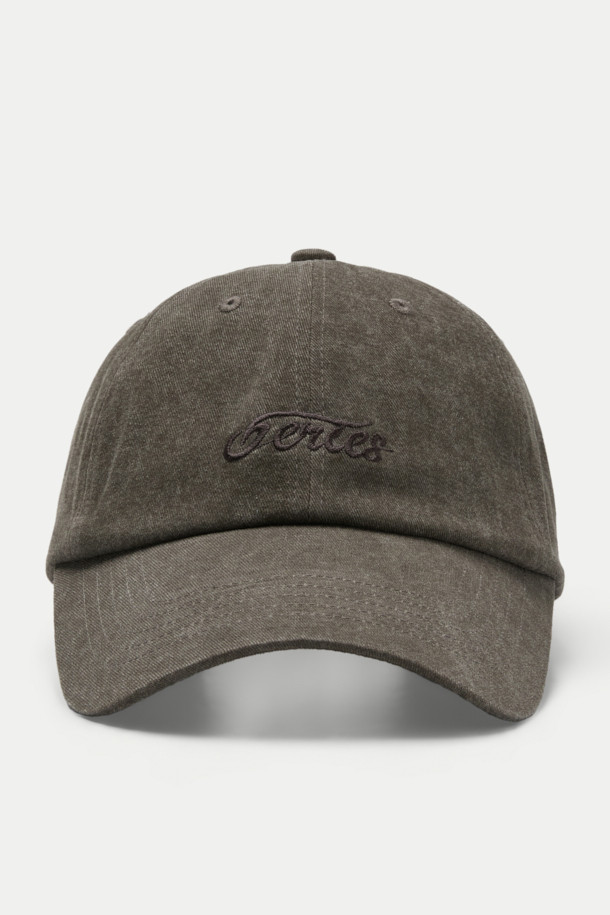 빈티지 워싱 볼캡은 면 소재로 제작되어 부드러운 촉감을 선사하며, 일상에서 편안하게 착용하기 좋습니다. 워싱 처리된 면 소재와 자수 패턴이 빈티지한 스타일을 연출하고, 캐주얼한 무드를 더합니다. 버클과 리벳 디자인은 모자 챙의 모양을 잡아주며, 스타일리시함을 더합니다. 사이즈 조절 기능으로 머리 둘레에 맞게 편안하게 착용할 수 있으며, 흡습 기능으로 쾌적함을 유지합니다.
