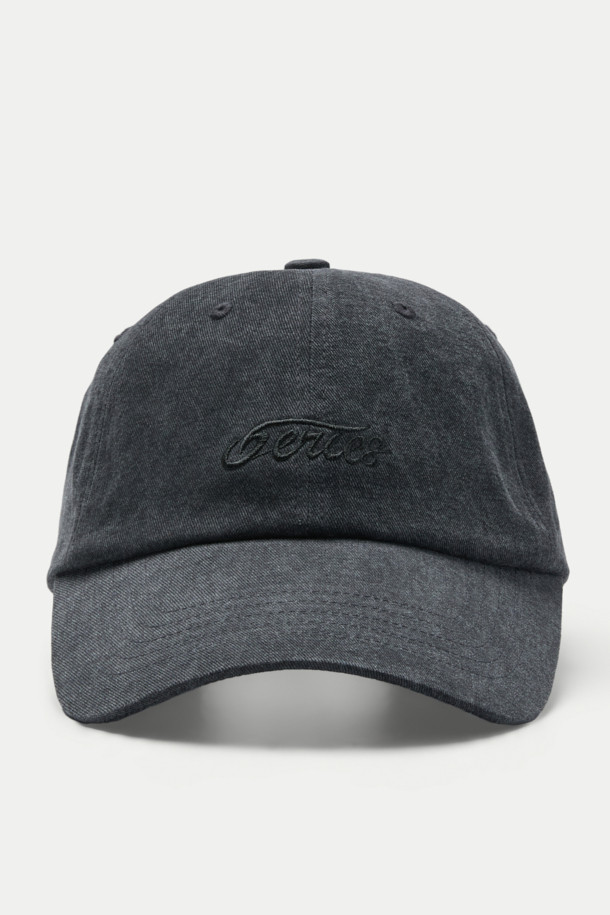 빈티지 워싱 볼캡은 면 소재로 제작되어 부드러운 촉감을 자랑하며, 캐주얼하고 빈티지한 스타일을 연출합니다. 일상생활과 산책, 캠핑룩에 잘 어울리며, 로고 자수와 버클, 리벳 디자인으로 포인트를 더했습니다. 사이즈 조절 기능과 흡습 기능이 있어 편안하게 착용할 수 있습니다. 미니멀한 스타일을 선호하는 분들께도 추천하는 아이템입니다.
