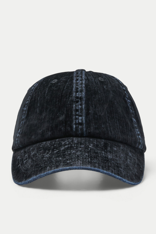 빈티지 워싱 벨베틴 볼캡은 캐주얼한 스타일을 연출하기 좋은 모자입니다. 데님과 벨베틴 소재를 사용하여 부드러운 촉감과 빈티지한 분위기를 동시에 느낄 수 있습니다. 블랙 컬러에 로고 자수와 버클, 리벳 장식이 포인트로 더해져 트렌디함을 더했습니다. 사이즈 조절이 가능하며, 흡습 기능으로 쾌적하게 착용할 수 있습니다. 일상생활에서 개성 있는 스타일을 완성해 보세요.
