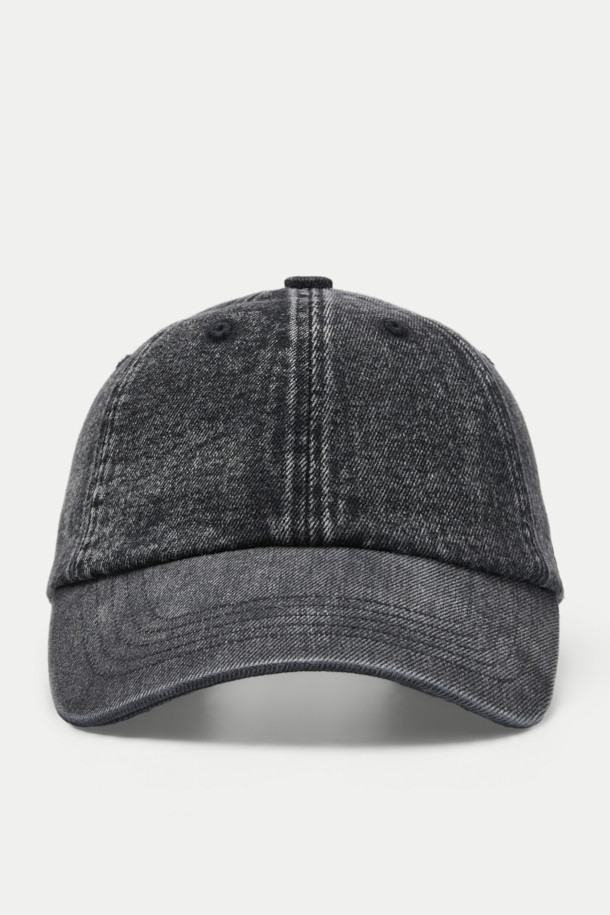 블랙 데님 볼캡은 캐주얼 스타일에 어울리는 모자입니다. 데님 소재에 워싱 처리를 더해 빈티지한 느낌을 살렸으며, 로고 자수와 버클, 리벳 등의 디자인 장식이 돋보입니다. 사이즈 조절 기능과 흡습 기능으로 편안한 착용감을 제공하며, 일상생활에서 폭넓게 활용할 수 있습니다. 어떤 스타일에도 잘 어울려 데일리 아이템으로 활용하기 좋습니다.
