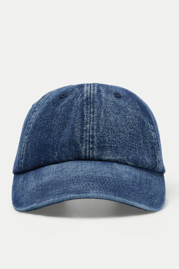 인디고 데님 볼캡은 캐주얼한 스타일을 즐기는 분들을 위한 아이템입니다. 데님 소재로 제작되어 빈티지한 무드를 연출하며, 자수 디테일이 포인트로 들어가 있습니다. 일상복에 편안하게 매치하여 산책룩을 완성하기 좋습니다. 사이즈 조절 기능과 흡습 기능으로 편안한 착용감을 선사하며, 리벳과 버클 장식이 디자인의 완성도를 높입니다.
