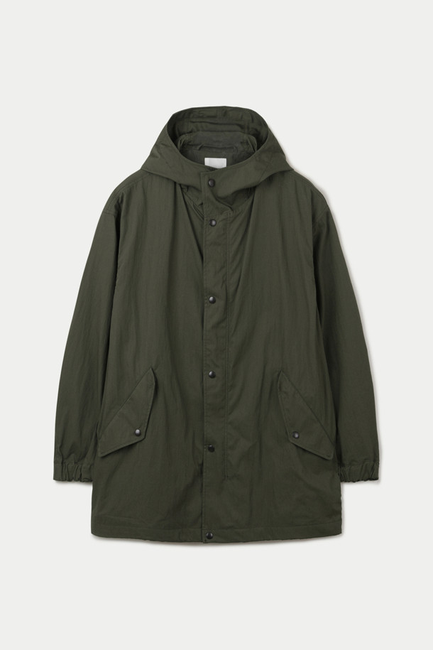 SAGE DE CRET (사지 드 크레) 코튼 트윌 타입라이터 파카는 남성용 아우터로, 봄, 가을에 착용하기 좋습니다. 밀리터리, 캐주얼 무드를 동시에 느낄 수 있으며, 숏 기장의 무지 파카입니다. 부드러운 촉감의 면, 나일론 혼방 소재로 제작되었으며, 오버핏으로 편안하게 착용 가능합니다. 후드 및 허리, 밑단 스트링 조절, YKK 지퍼, 소매 밴딩, 사이드 포켓 등의 디테일로 실용성을 더했습니다. 동네 마실룩, 산책룩, 가을 나들이룩 등 다양한 TPO에 캐주얼, 미니멀, 워크웨어 스타일로 연출해보세요.
