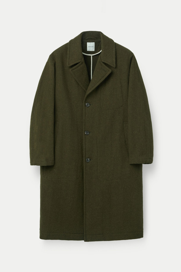 SAGE DE CRET(사지 드 크레) 해리스 트위드 울스터 칼라 롱 코트는 남성용 롱 코트입니다. 올리브 그린 컬러의 해리스 트위드 소재로 제작되어 가을, 겨울 시즌에 적합하며, 클래식하고 모던한 스타일을 연출합니다. 세미 오버핏으로 편안함과 세련됨을 동시에 잡았으며, 울 소재 특유의 부드러운 촉감이 특징입니다. 가먼트 워싱 가공, 힙 포켓, 슬릿 포켓, 패치 포켓, 오프화이트 파이핑 테이프 마감 등의 디테일이 돋보입니다. 출근룩, 겨울 데일리룩, 모임룩 등 다양한 TPO에 클래식, 미니멀, 시크한 스타일로 활용하기 좋습니다.
