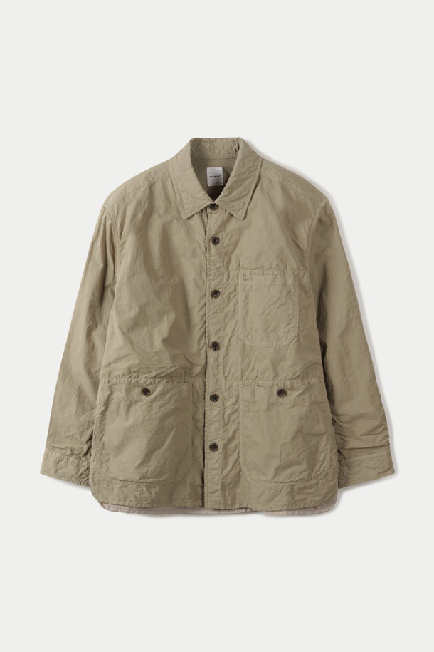 SAGE DE CRET (세이지 드 크레) 코튼 트윌 타입라이터 셔츠 재킷입니다. 봄, 가을에 어울리는 베이지 컬러의 남성 셔츠 재킷으로, 클래식과 미니멀 스타일을 모두 만족시킵니다. 부드러운 촉감의 면 소재로 제작되었으며, 얇은 두께감으로 편안하게 착용 가능합니다. 오버핏과 루즈핏으로 디자인되어 편안한 착용감을 선사하며, 데이트룩, 카페룩 등 다양한 TPO에 활용하기 좋습니다. 패치 포켓, 가슴 포켓, 커프스 단추, 라운드 밑단, 앞뒤 길이 차이, 고밀도 제직 등의 디테일이 돋보입니다.
