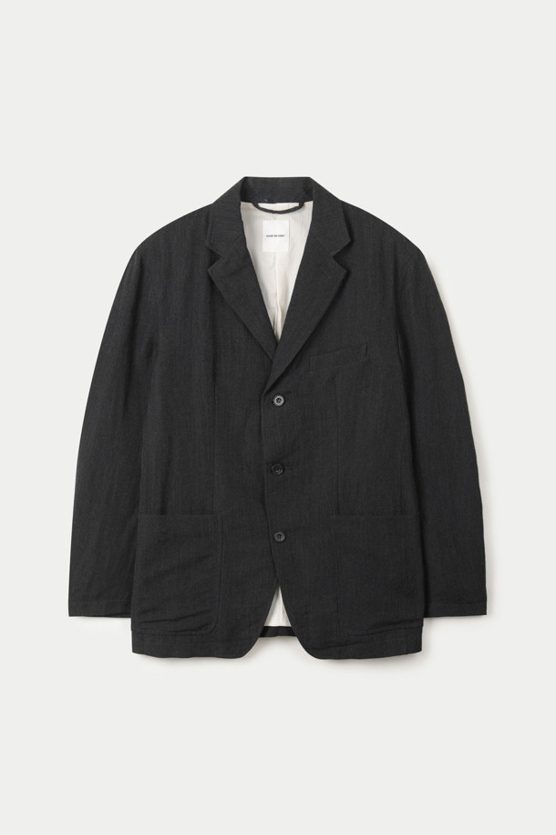 SAGE DE CRET(사쥬 드 크레) 울/린넨 Serge 테일러드 재킷은 남성을 위한 클래식과 빈티지 무드를 담은 아우터입니다. 다크 그레이 컬러의 무지 패턴으로, 오피스룩, 비즈니스 캐주얼, 모임룩 등 다양한 TPO에 활용하기 좋습니다. 울과 린넨 혼방 소재로 제작되어 부드러운 촉감과 드라이한 질감을 제공하며, 봄/가을 시즌에 적합합니다. 얇은 두께감에 오버핏으로 제작되어 편안한 착용감을 선사하며, 3버튼 여밈 방식과 코튼 안감, 텀블링 가공, 자연스러운 광택 디테일이 돋보입니다. 클래식, 미니멀, 시크 스타일을 즐기는 분들께 추천합니다.
