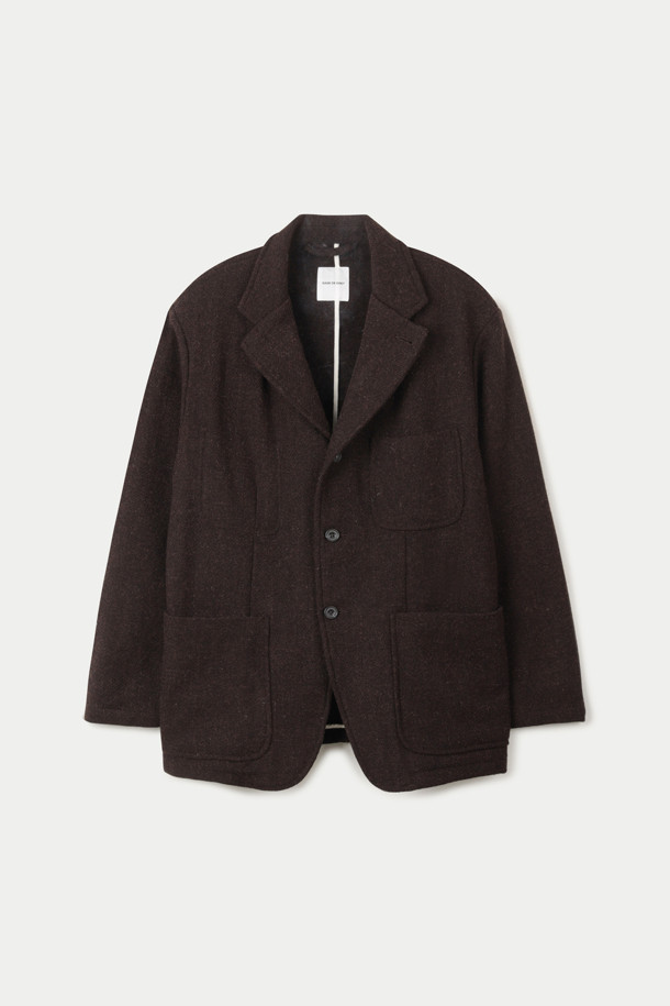 세이지 드 크레(SAGE DE CRET) 해리스 트위드 테일러드 재킷은 클래식하고 우아한 스타일을 추구하는 남성을 위한 아우터입니다. 브라운 컬러의 부드러운 울 소재에 해리스 트위드 패턴을 더해 고급스러운 분위기를 자아냅니다. 가을과 겨울 시즌, 오피스룩, 비즈니스 캐주얼, 모임룩 등 다양한 TPO에 활용하기 좋습니다. 오버핏 실루엣과 싱글 버튼 여밈, 패치 포켓 디테일이 특징이며, 오프화이트 파이핑 테이프 마감과 가먼트 워싱 가공으로 완성도를 높였습니다. 미니멀하고 시크한 스타일을 선호하는 분들께 추천합니다.
