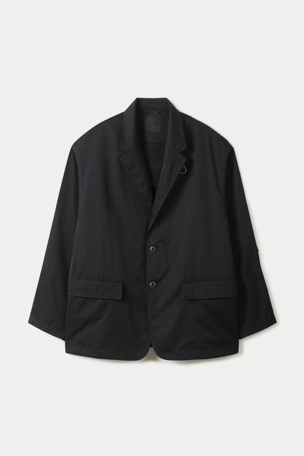 다이와 피어 39 테크 루즈 2B 재킷은 봄, 가을에 착용하기 좋은 남성용 자켓입니다. 블랙 컬러의 무지 디자인으로 밀리터리 및 베이직 스타일을 연출하며, 넉넉한 루즈핏으로 편안한 착용감을 선사합니다. 
투웨이 칼라, 센터 버튼 여밈, 슬리브 턱 디테일, 소맷단 1버튼, 빅 포켓, 메쉬 포켓, 메쉬 안감 등의 디테일이 특징이며, 탄탄한 촉감으로 튼튼하게 제작되었습니다.
출근룩과 모임룩에 활용하기 좋으며, 클래식, 미니멀, 캐주얼 스타일을 즐겨 입는 분들께 추천합니다. 긴 소매 기장과 레귤러 기장으로 다양한 스타일 연출이 가능합니다.
