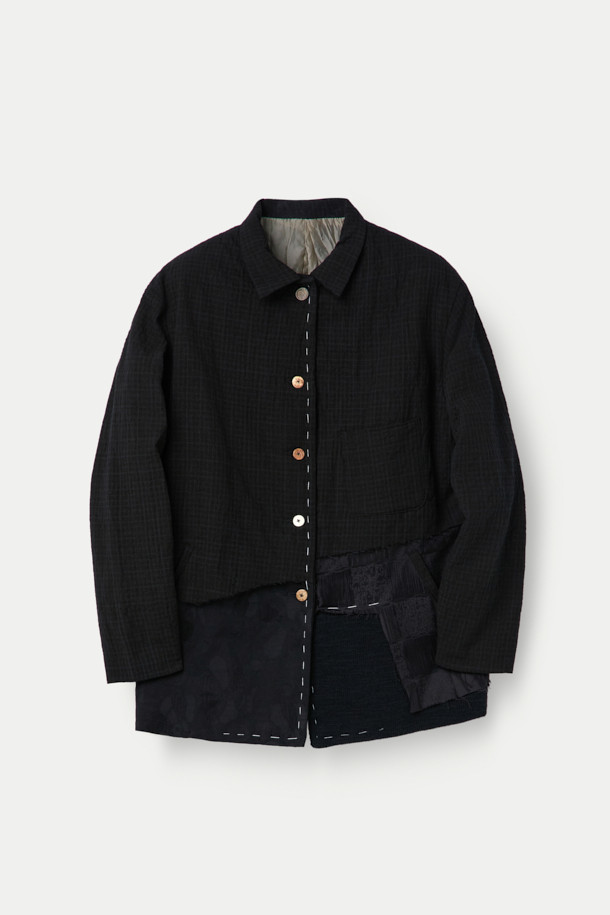 CHIAHUNG SU (치아홍 수) 핸드 우븐 다이드 패치워크 로잉 재킷은 가을, 겨울 시즌에 어울리는 모던 스타일의 아우터입니다. 블랙 컬러의 레귤러핏 재킷으로, 핸드다잉 염색 기법으로 제작된 패치워크 디자인이 특징입니다. 유기농 면 60%, 유기농 울 30%, 유기농 린넨 10%의 혼방 소재로 제작되어 편안한 착용감을 선사합니다. 1960년대 일본 나고야 빈티지 기모노 원단을 안감으로 사용하여, 클래식, 미니멀, 시크 스타일을 연출하기 좋습니다. 데이트룩, 모임룩, 비즈니스 캐주얼에 활용하기 좋은 아이템입니다.
