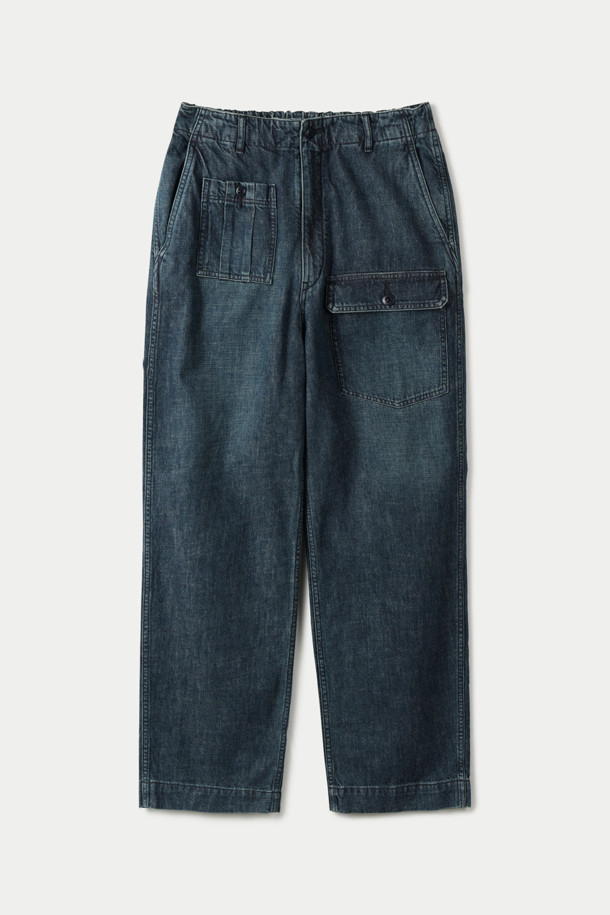 SAGE DE CRET (사지 드 크레) 데님 싱글 플리츠 와이드 팬츠는 클래식과 캐주얼 스타일을 모두 아우르는 남성용 데님 팬츠입니다. 인디고 컬러의 데님과 린넨 혼방 소재로 제작되어 봄, 여름 시즌에 시원하고 편안하게 착용할 수 있습니다. 루즈핏과 와이드 핏으로 트렌디한 실루엣을 연출하며, 플리츠 디테일이 특징입니다. 버튼과 지퍼 여밈, 양 사이드 포켓, 가먼트 워싱 처리, 넓은 시접 디테일 등 섬세한 디테일이 돋보입니다. 데이트룩, 쇼핑룩 등 다양한 TPO에 미니멀한 스타일로 활용하기 좋습니다.
