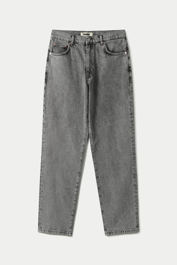 WOODBIRD(우드버드) Leroy(레로이) 애쉬 그레이 데님 팬츠는 미니멀하고 클래식한 스타일을 추구하는 당신을 위한 데일리 아이템입니다. 부드러운 촉감의 데님 소재로 제작되어 사계절 내내 편안하게 착용 가능하며, 루즈핏과 테이퍼드 핏의 조화로 트렌디한 실루엣을 선사합니다. 애쉬 그레이 컬러는 어떤 상의와도 자연스럽게 어울려 다양한 스타일을 연출할 수 있습니다. 5포켓 디자인과 버튼, 지퍼 플라이 여밈, 은은한 솔기 디테일, 우드버드 로고 백 패치가 돋보이며, 동네 마실룩이나 쇼핑룩 등 캐주얼한 상황에 적합합니다.
