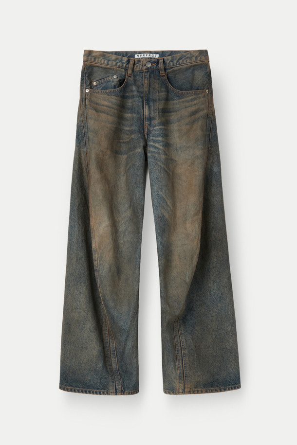 NVRFRGT(엔브이에프알지티) 3D 트위스티드 와이드 레그 데님 팬츠는 남성을 위한 캐주얼 스타일의 데님 팬츠입니다. 14oz 슬럽 방적사 인디고 데님 소재에 빈티지 워싱 가공을 더해 자연스러운 멋을 연출하며, 3D 패턴 메이킹과 입체 재단으로 편안한 루즈핏을 제공합니다. 뻣뻣한 촉감과 두꺼운 두께감으로 사계절 착용 가능하며, 데이트룩과 출근룩 등 다양한 TPO에 활용 가능합니다. 이중 사이드 솔기 디테일이 돋보이는 미니멀하고 클래식한 디자인의 와이드 팬츠입니다.
