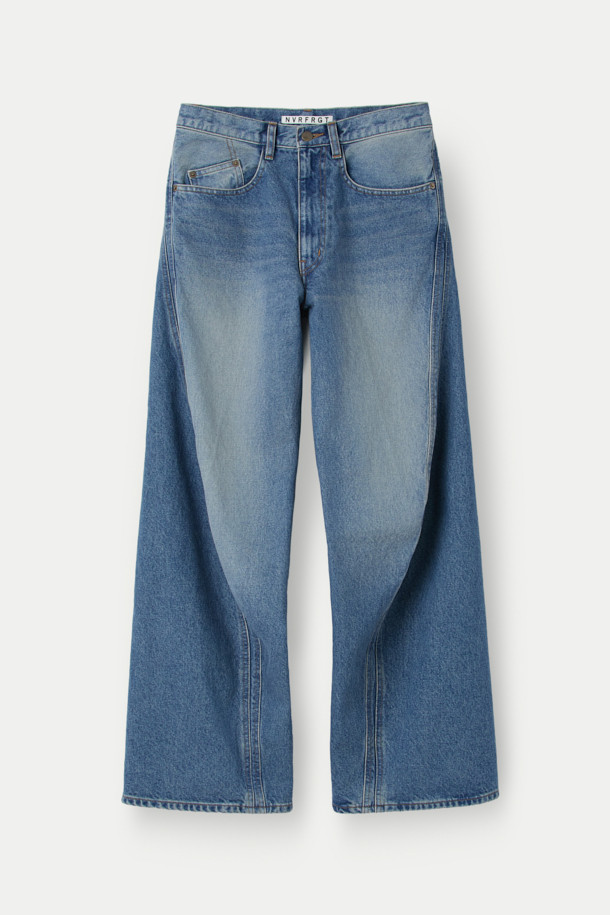 NVRFRGT(엔브이에프알지티) 3D 트위스티드 와이드 레그 데님 팬츠는 남녀 모두 착용 가능한 캐주얼 스타일의 데님 팬츠입니다. 14oz 슬럽 방적사 인디고 데님 소재에 빈티지 워싱 가공을 더해 자연스러운 멋을 살렸으며, 3D 패턴 메이킹과 입체 재단으로 편안한 착용감을 제공합니다. 와이드핏으로 트렌디함을 더하고, 두께감 있는 데님 소재와 뻣뻣한 촉감으로 묵직한 실루엣을 연출합니다. 데이트룩, 출근룩 등 다양한 TPO에 활용 가능한 매력적인 아이템입니다.
