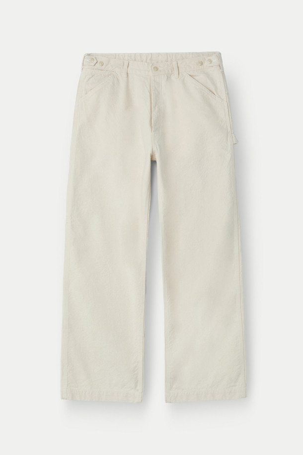 INNAT(인낫) 페인터 팬츠는 클래식, 캐주얼, 워크웨어 스타일을 아우르는 남성용 바지입니다. 아이보리, 베이지 두 가지 색상으로 출시되었으며, 봄, 여름, 가을 3계절 모두 착용 가능합니다. 10온스 경량의 부드러운 면 소재로 제작되어 편안한 착용감을 선사하며, 밴딩 처리로 활동성을 높였습니다. 빈티지 워싱과 트리플 니들 스티치 디테일, 버튼플라이 여밈, 오가닉 코튼 사용으로 내구성과 디자인 완성도를 높였습니다. 레귤러핏의 긴 기장으로 어떤 상의와도 자연스럽게 매치하여 멋스러운 룩을 연출할 수 있습니다.
